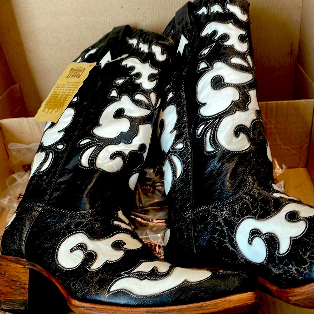 Black & White Corral Vintage Cowboy boots. NWT!